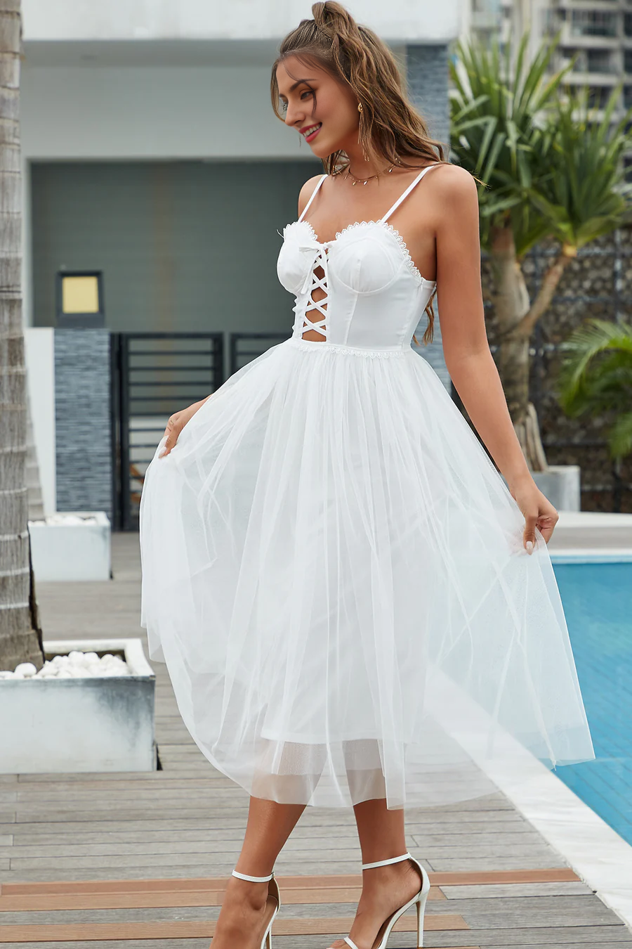 Vestido de cóctel con tirantes en forma de A y cordones
